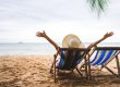 Brindes para as férias: cadeiras de praia e pessoa relaxando frente ao mar, clima de descanso e lazer