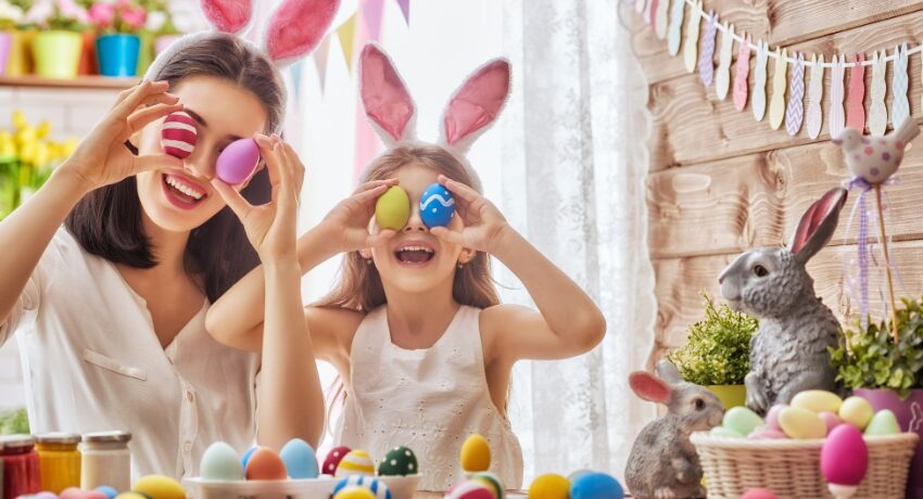 Páscoa 2026 — Brindes criativos para celebrar e engajar o público. Mãe e filha se divertindo com ovos coloridos de Páscoa.