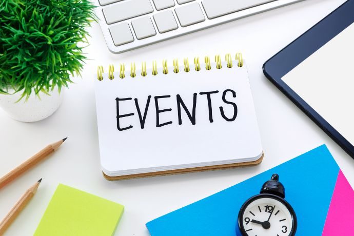 Planejamento de eventos em 2026 com bloco de anotações e materiais de escritório.