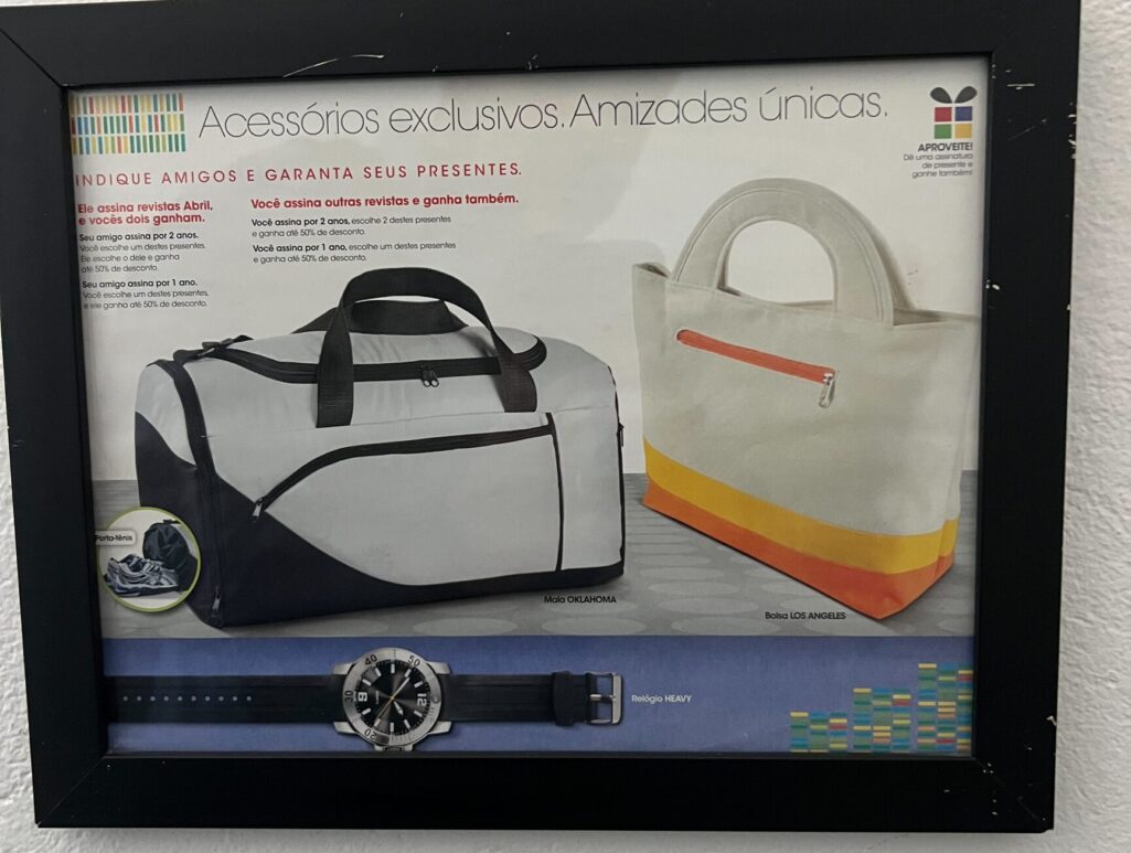 Promoção da editora Abril em parceria com a fábrica de mochilas Roar