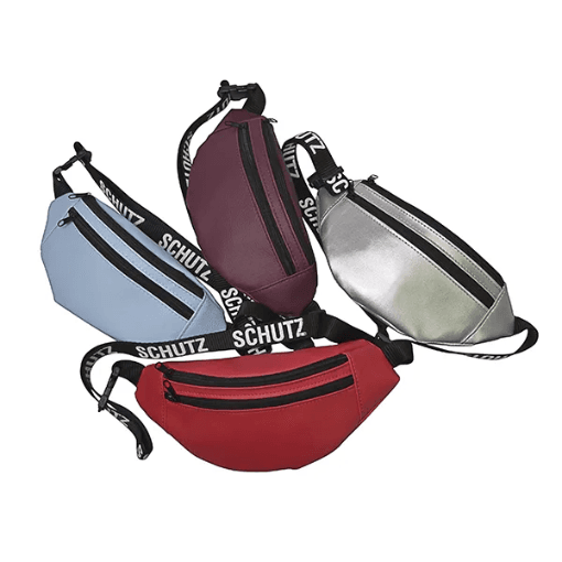 Pochetes personalizadas em material sintético automotivo nas cores azul, vinho, prata e vermelha, com alça preta e logo Schutz.