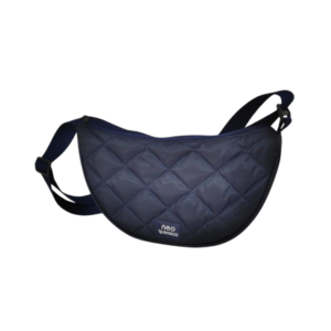 Bolsa Canoa azul marinho em nylon emborrachado com matelassê e alça regulável.
