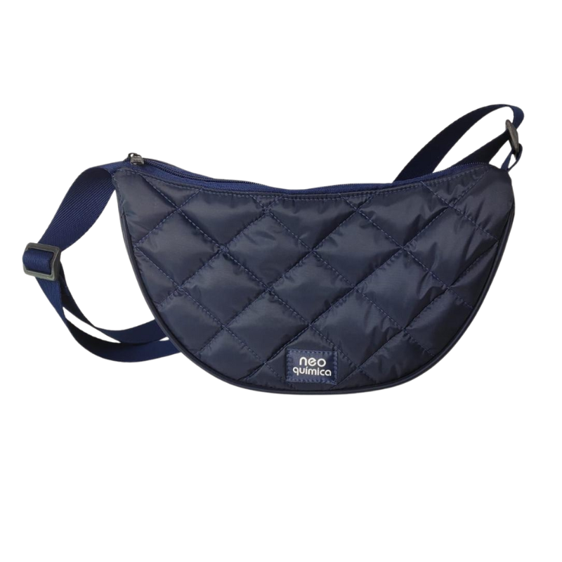 Bolsa Canoa azul com matelassê e aplicação frontal de logo.