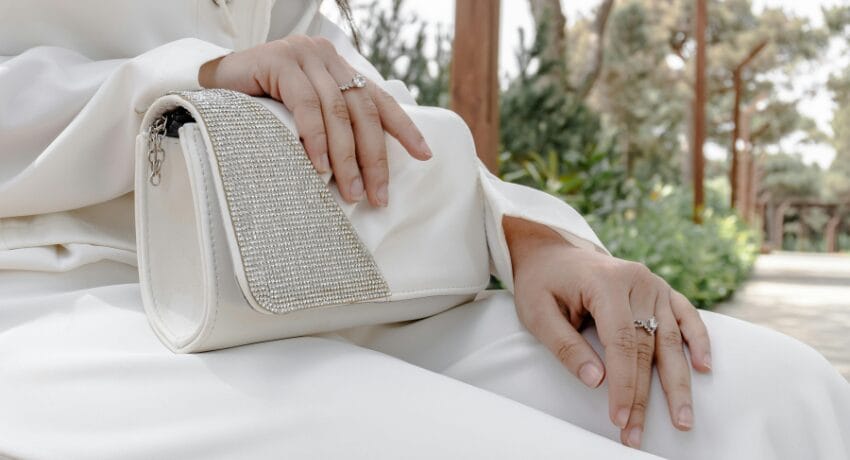 Elegância e estilo que se estendem do acessório ao lar Mulher segurando clutch sofisticada em ambiente elegante que representa estilo de vida exclusivo e morar com sofisticação