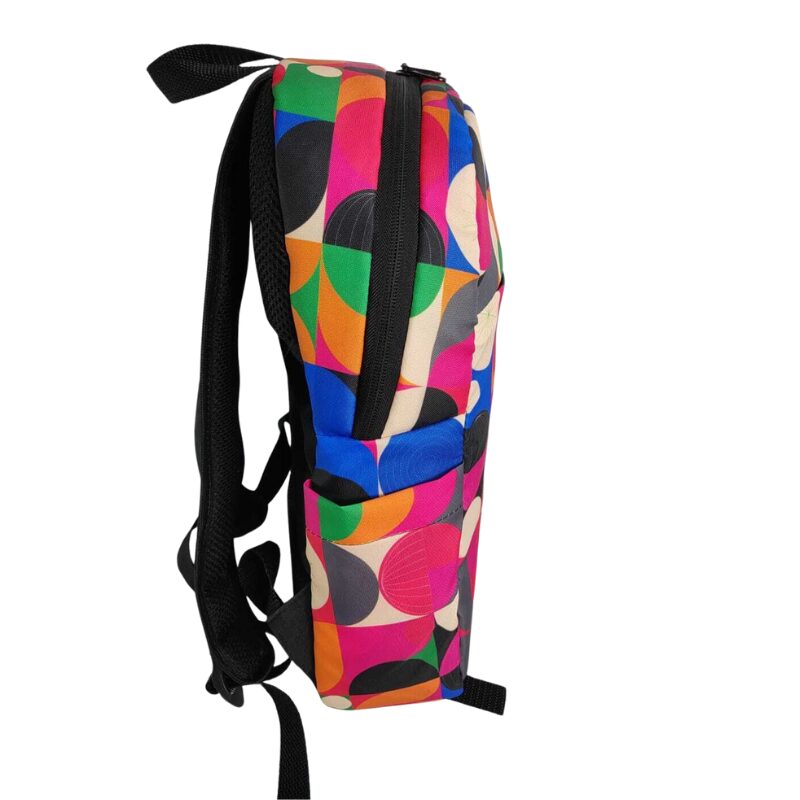 Vista lateral da mochila sublimada com bolso utilitário e zíper superior resistente.