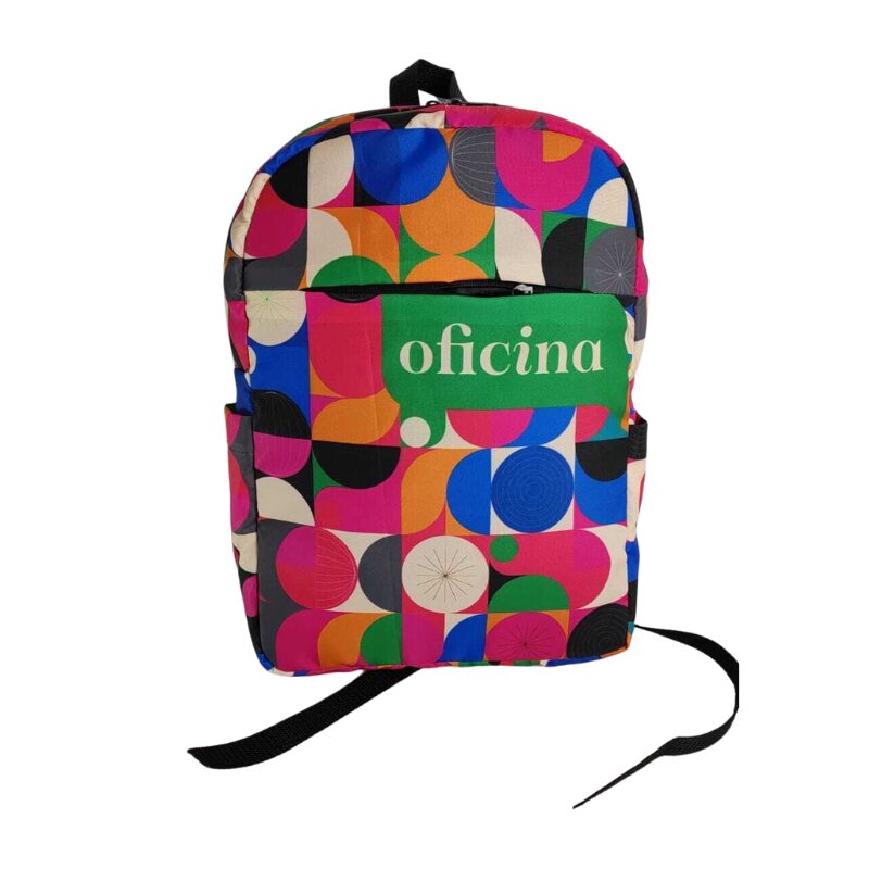 Mochila personalizada com estampa geométrica colorida e bolso frontal com a palavra oficina.