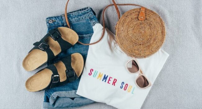 Composição de look de verão com bolsa de palha redonda, sandálias confortáveis, jeans e camiseta branca, representando estilo casual chic e lifestyle de luxo em Miami.