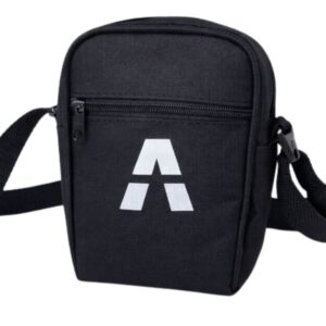 Bolsa transversal preta com zíper e bolso frontal com zíper, alça de ombro em gorgorão e logo aplicado, fotografada em fundo neutro