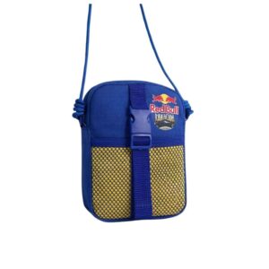 Shoulder azul com logo Red Bull, bolso frontal em tela amarela, fecho plástico frontal com fita e alça em corda, em fundo neutro