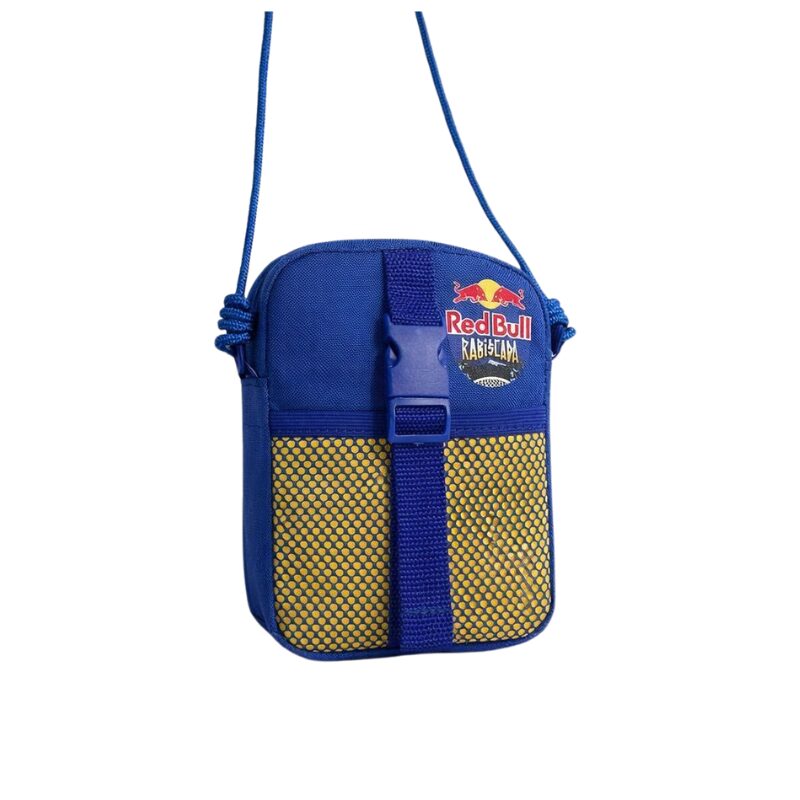 Shoulder azul com logo Red Bull, bolso frontal em tela amarela, fecho plástico frontal com fita e alça em corda, em fundo neutro