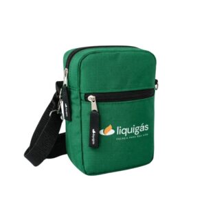 Bolsa transversal verde com zíper e bolso frontal, alça removível e puxadores personalizados, com logo Liquigás, em fundo neutro